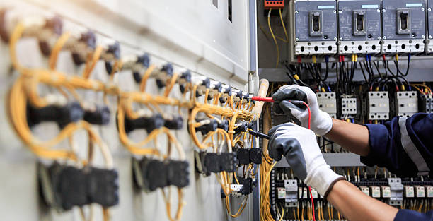 Professional Electrician technician working in Duncanville, TX